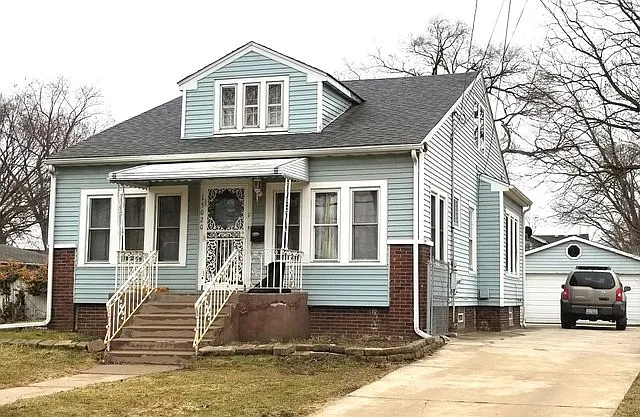 15020 Riverside Dr photo 1