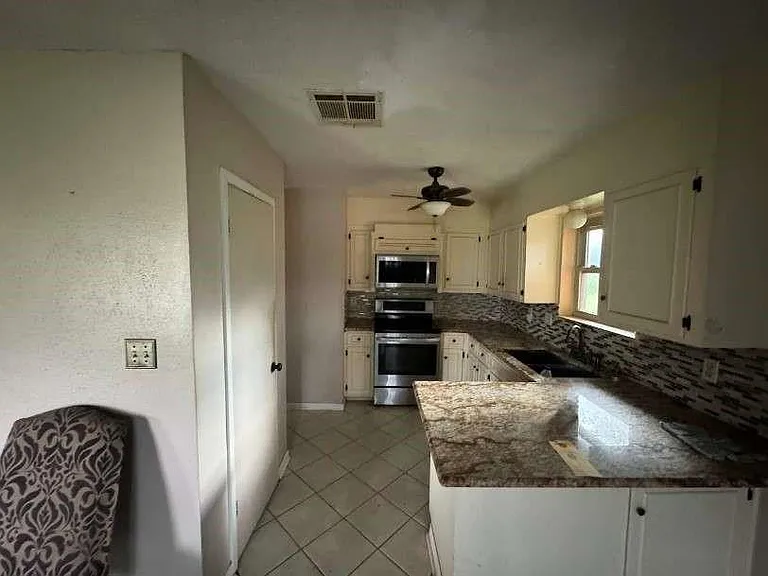 718 Westbury St W — Photo 3