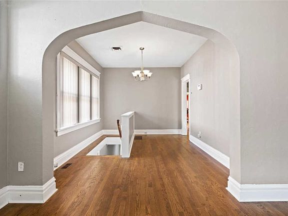 4th image of 4704 Newport Ave