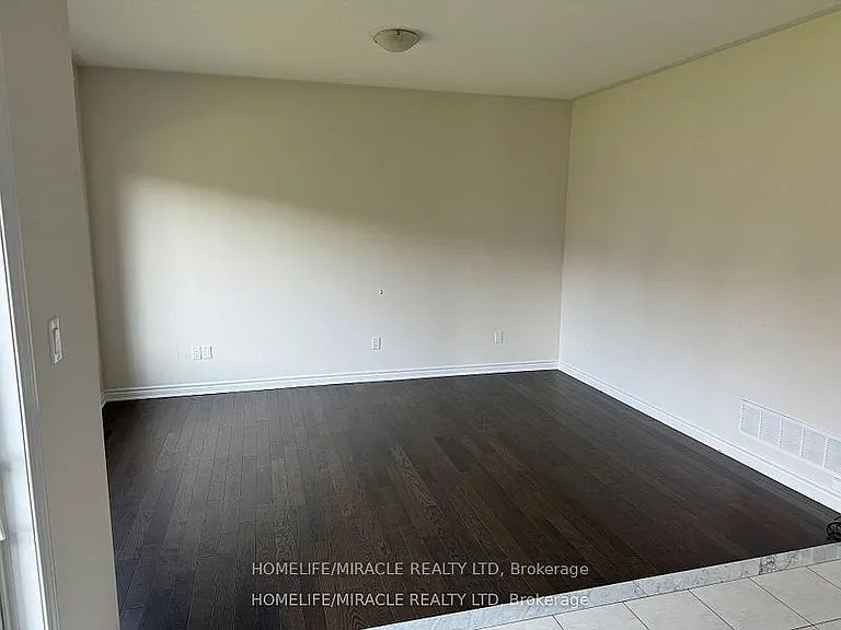 14 Foster Hewitt St — Photo 5