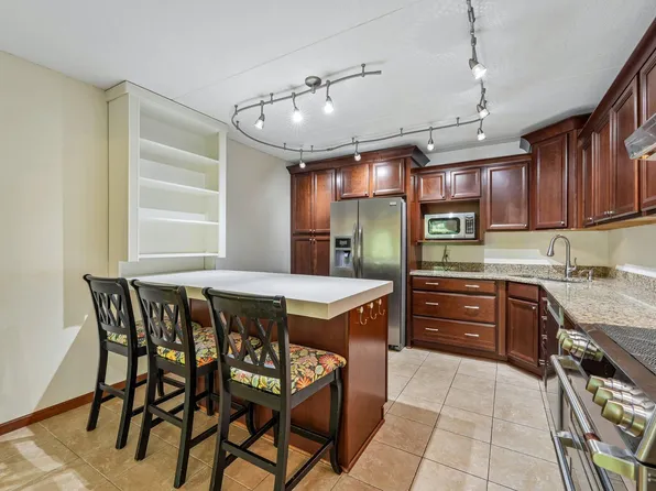 2445 Londin Ln E APT 202, Maplewood, MN 55119