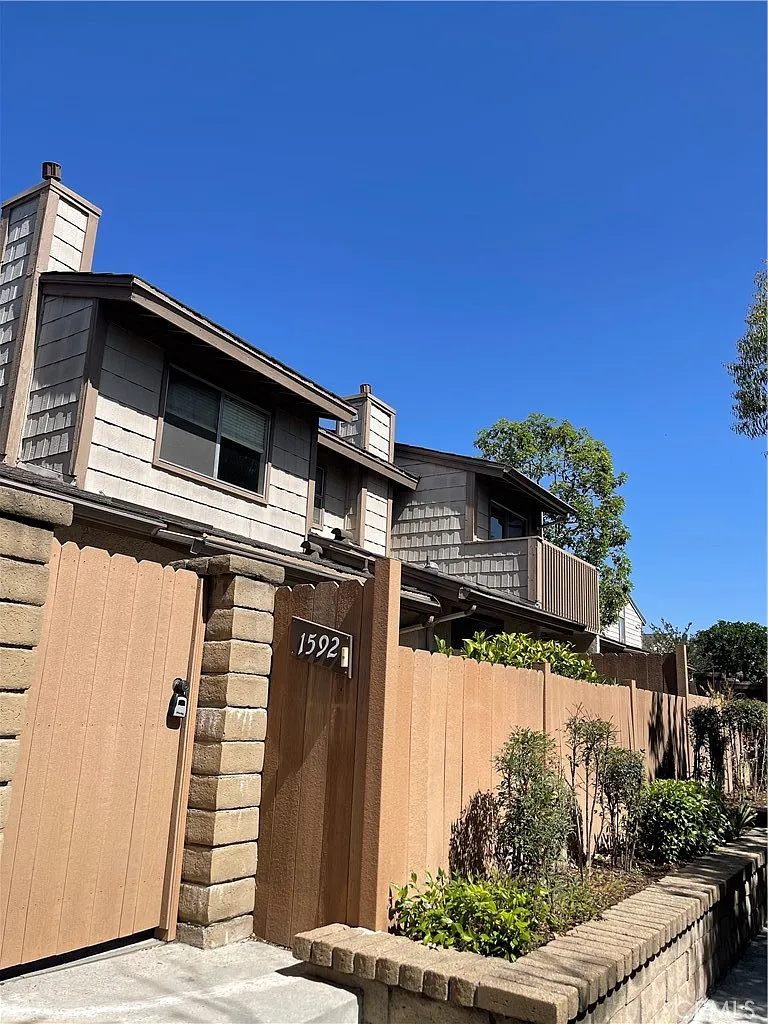 3 bed, 1251 sqft, $3,500 — Photo 1