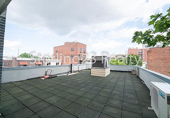 2nd image of 2515 Crescent St APT 3