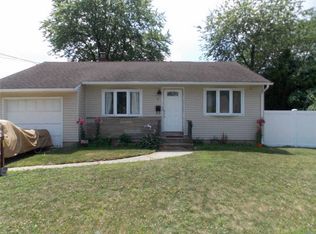 12 Roderick Rd, West Islip, NY 11795
