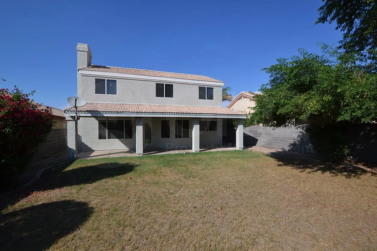 4 bed, 2.5 bath, 2087 sqft, $2,499 — Photo 2