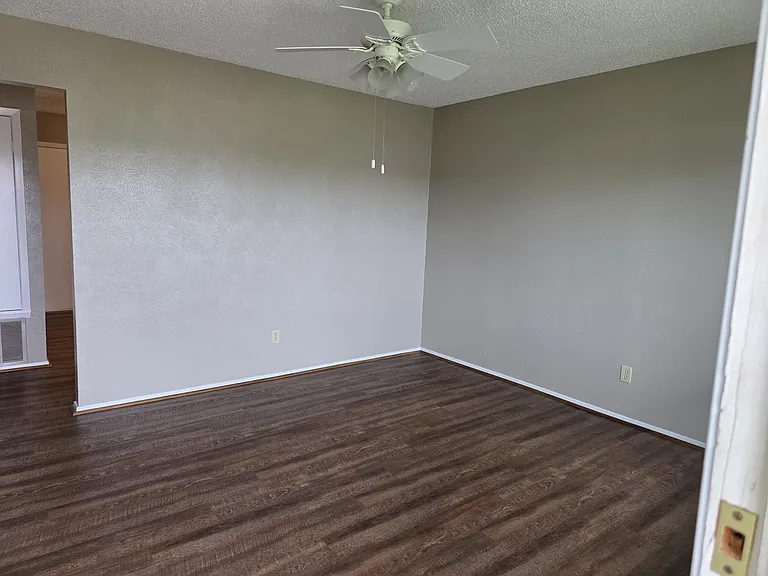 971 Taylor Dr — Photo 3