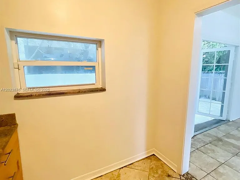 1020 SW 36th Ct — Photo 15