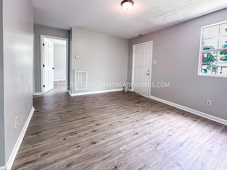 1420 Rayfield Dr — Photo 2