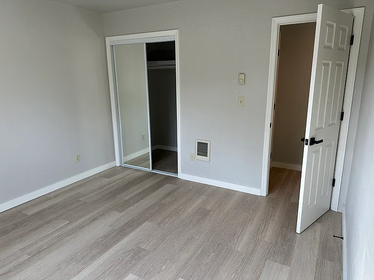 Bedroom #4 entrance, Mirror closet and Heating