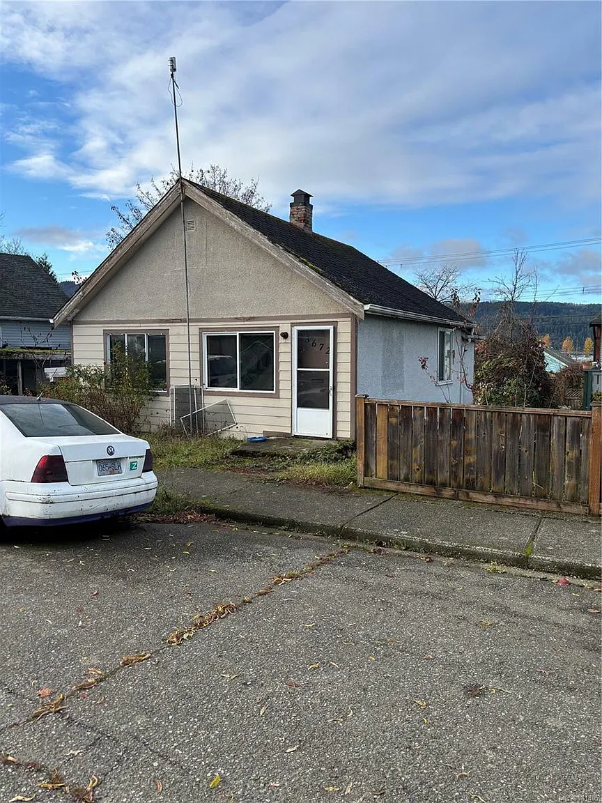 3672 6th Ave photo 1