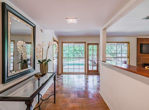 22319 Wyandotte St Canoga Park-large-004