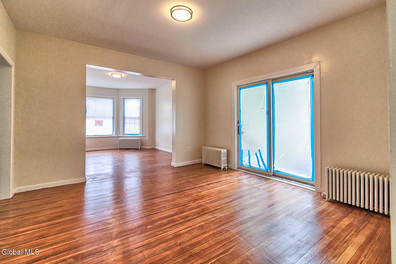 4th image of 33 110th Street