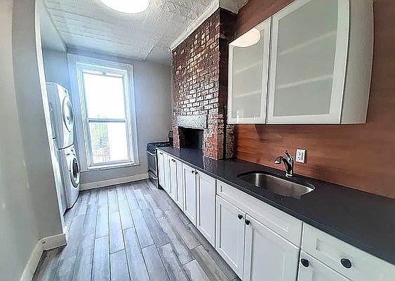 1st image of 164 Vernon Ave APT 3