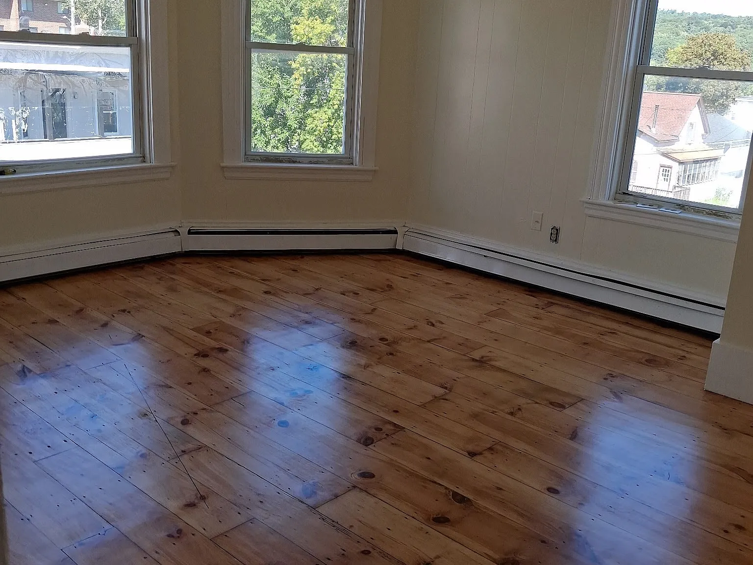 3 bed, 1.0 bath, 1106 sqft, $2,000 — Photo 2