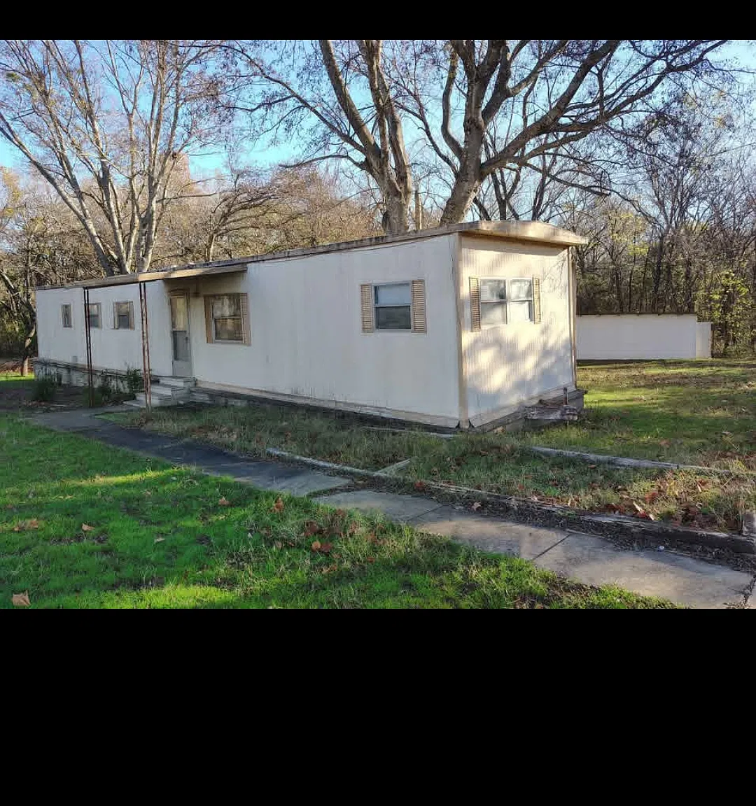 3 bed, 980 sqft, $925 — Photo 1