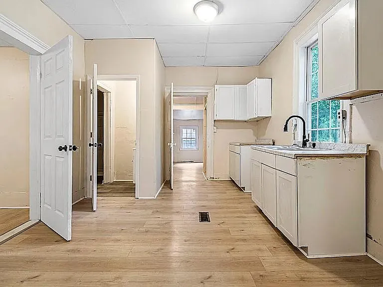 4 bed, 3.0 bath, 2322 sqft, $728 — Photo 4