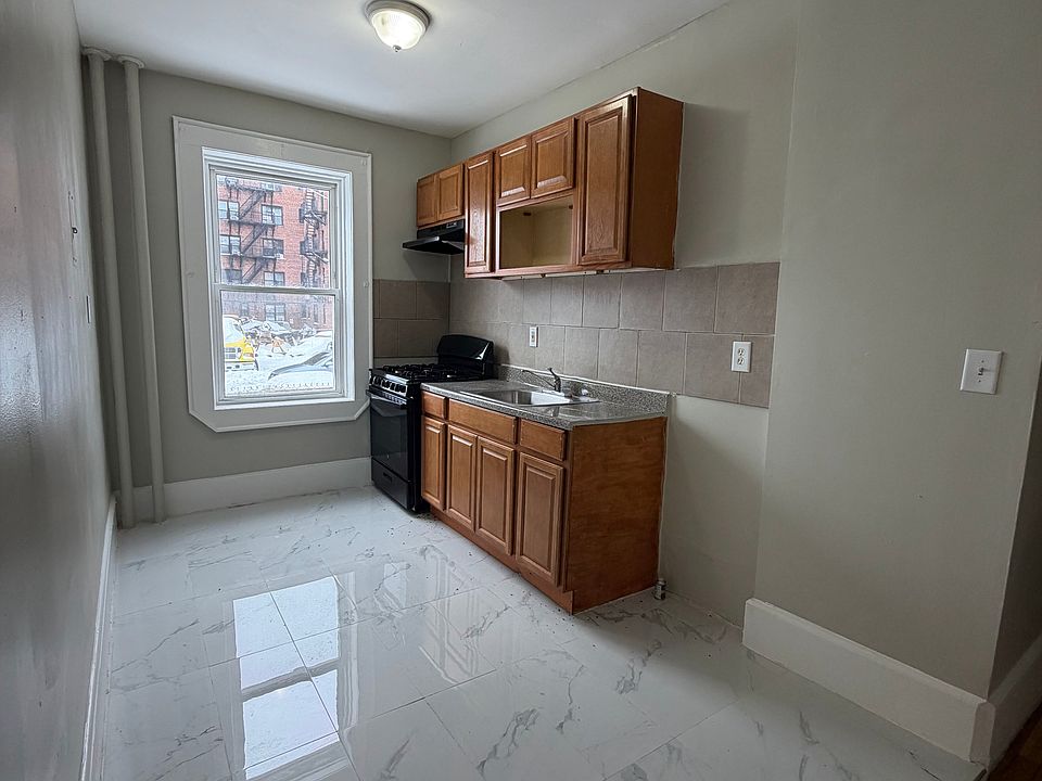1st image of 210 Roseville Ave #4
