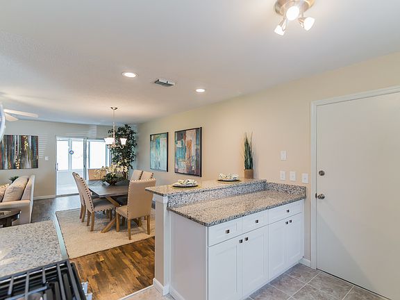 3rd image of 4736 Glenview Ln
