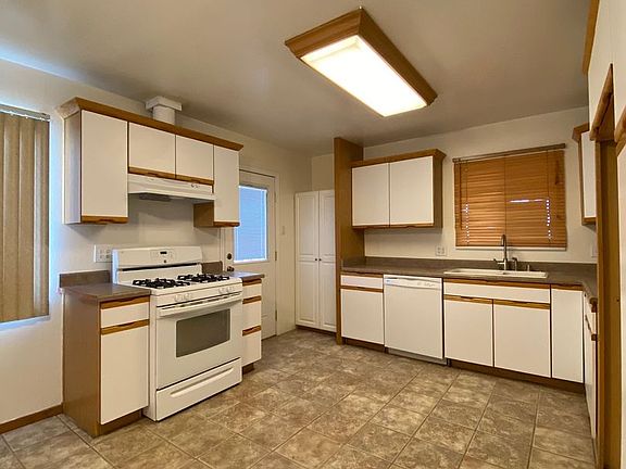 5th image of 1325 Kelly Dr