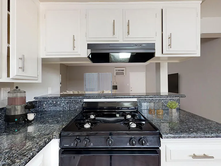 Country Club Apartments — Photo 9