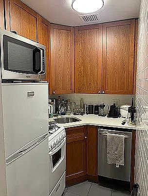 3rd image of 89 Bleecker St APT 4E
