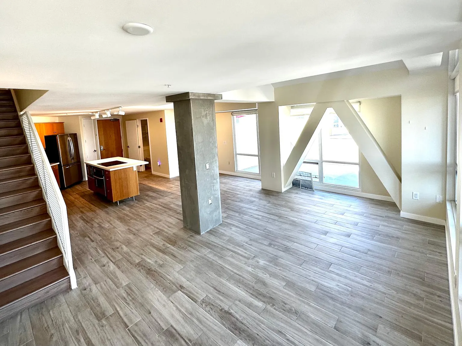 350 W Ash St — Photo 2