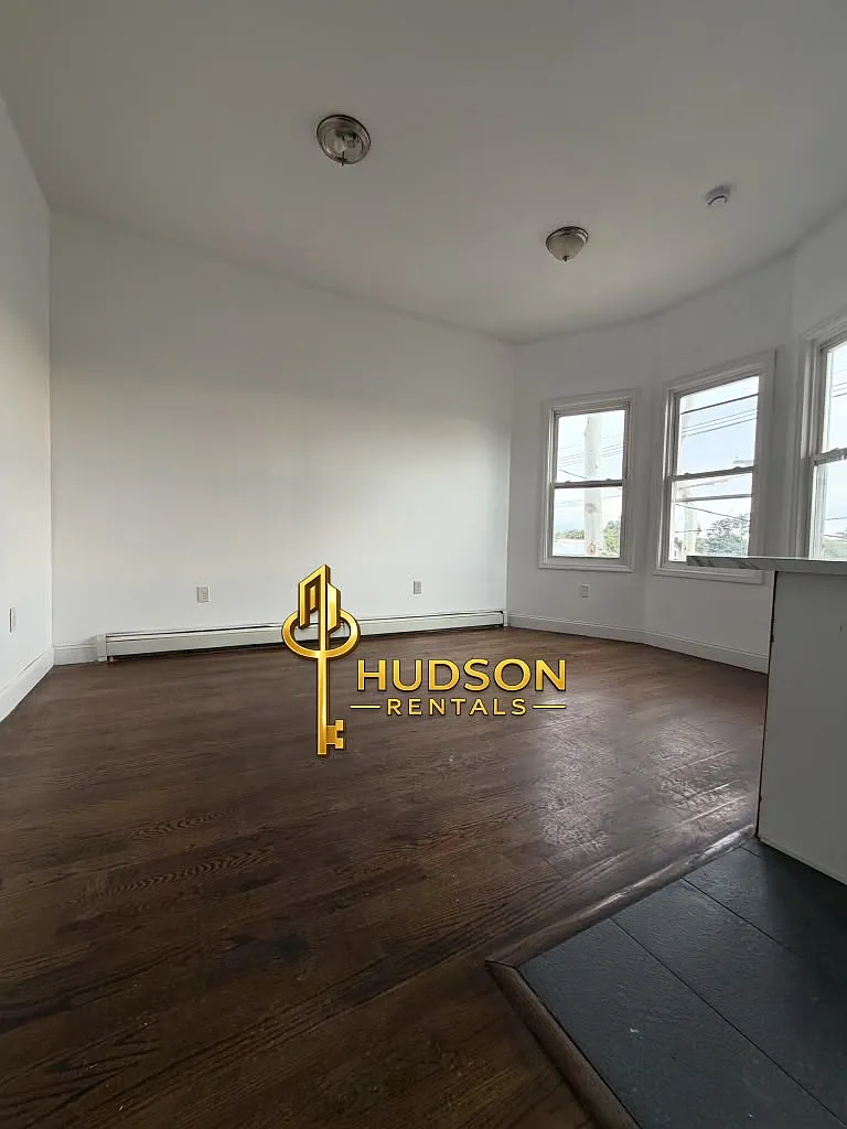 3 bed, 1000 sqft, $2,300 — Photo 4