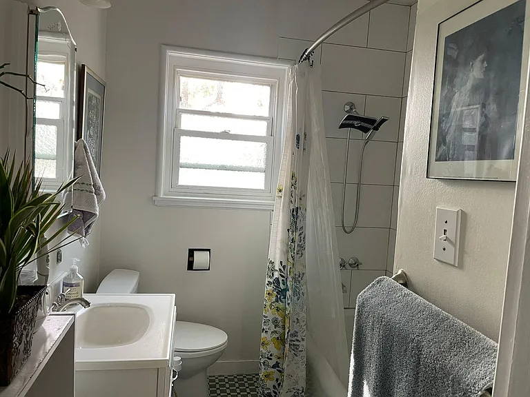 Bathroom W/Tub & Shower
