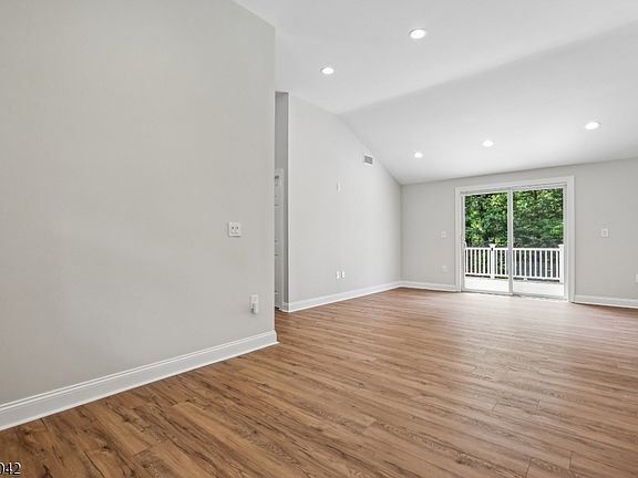 3rd image of 20 Hilltop Rd