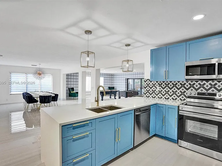 1141 N Northlake Dr — Photo 10