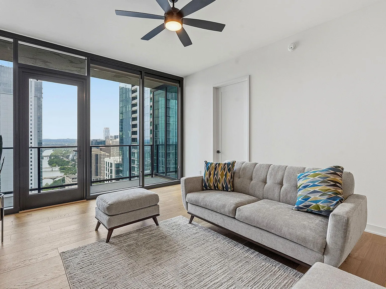2 bed, 2.0 bath, 1073 sqft, $4,400 — Photo 4