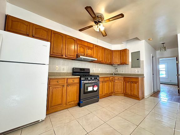 3rd image of 9112 Sutter Ave #2F