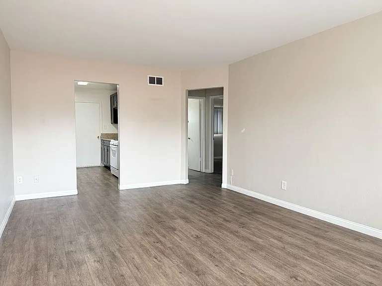 6625 6631 1/2 Amherst St — Photo 10