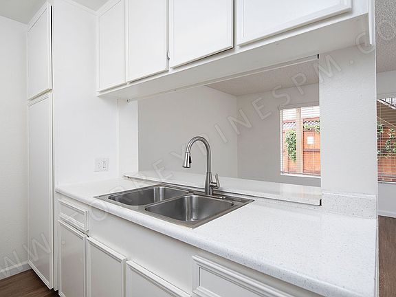 4th image of 4739 Mansfield St #4