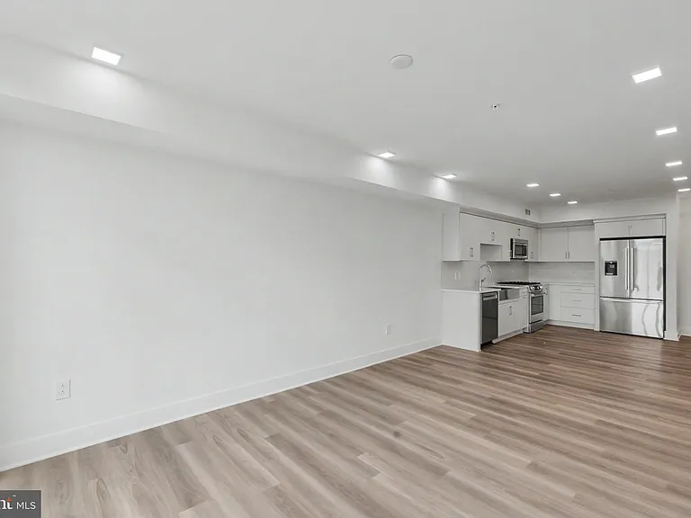 701 N Henry St #401 — Photo 29