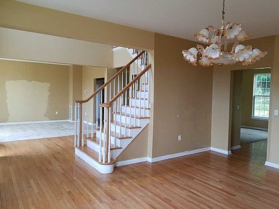 4th image of 14 Evergreen Ln