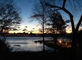 2 Washington Ln, Edgewater, NJ 07020