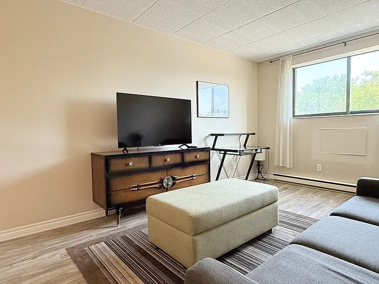 360 Tecumseh Rd W — Photo 3