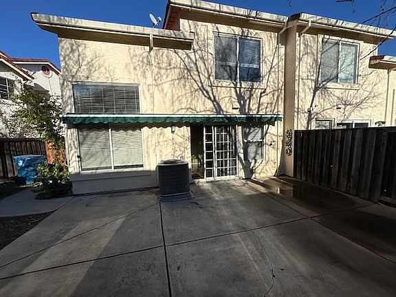 Backyard patio w/retractable awning