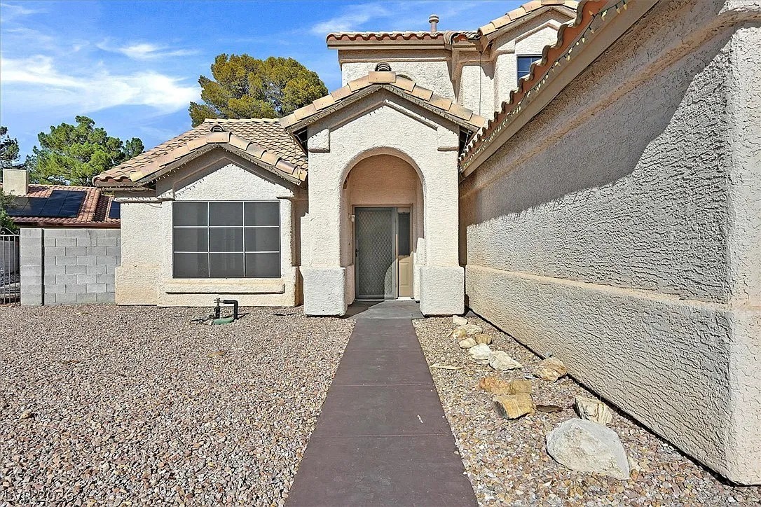 3 bed, 2.0 bath, 1880 sqft, $2,400 — Photo 2