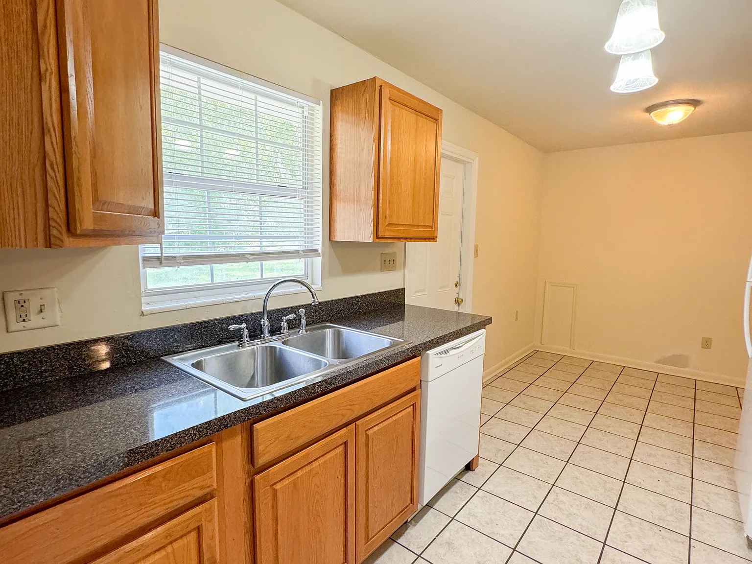 4 bed, 1109 sqft, $2,100 — Photo 4