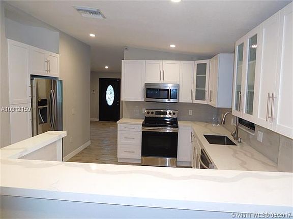 4th image of 821 NE 144th St