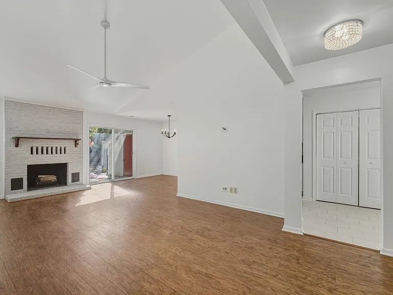 1077 Sardis Cove Dr — Photo 6