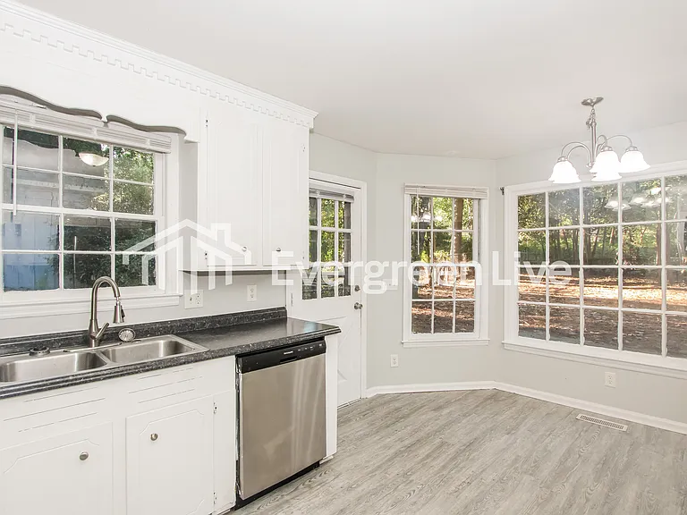 212 Kirkstone Rd — Photo 5