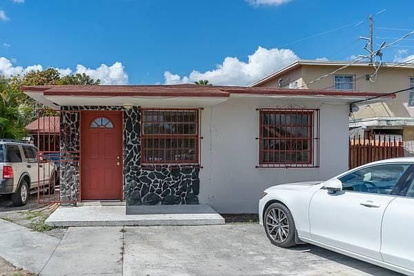 1st image of 460 NW 43rd Pl