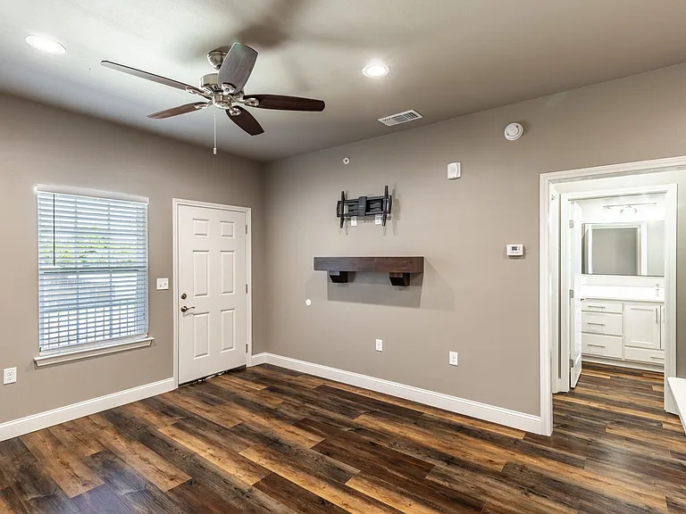 2409 Bois D Arc St — Photo 10