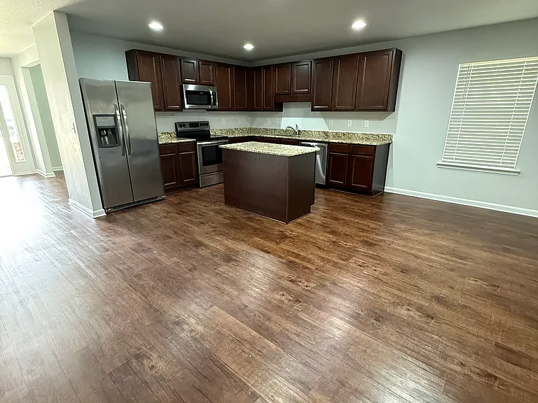1307 Fairlawn Dr — Photo 3