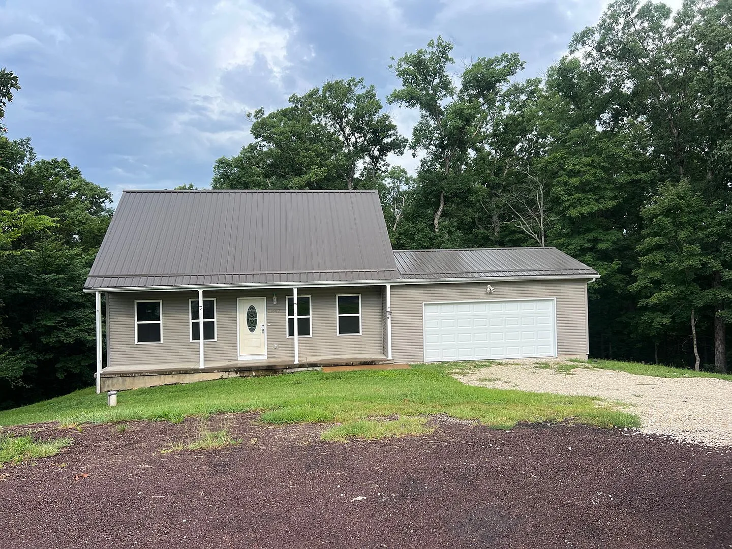 3 Bedroom 2 baths Cape Cod Style Home on 5 Acres — Photo 2