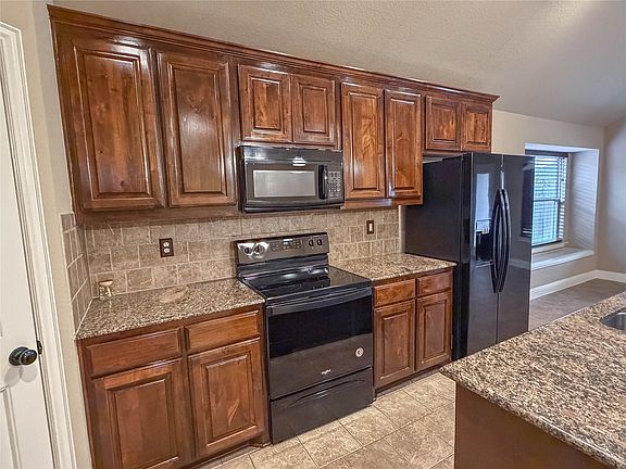 4th image of 211 Range Rd