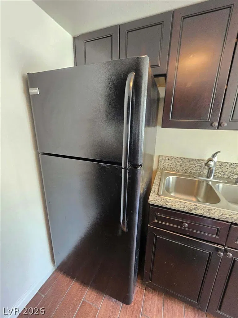 1 bed, 1.0 bath, 6016 sqft, $950 — Photo 4